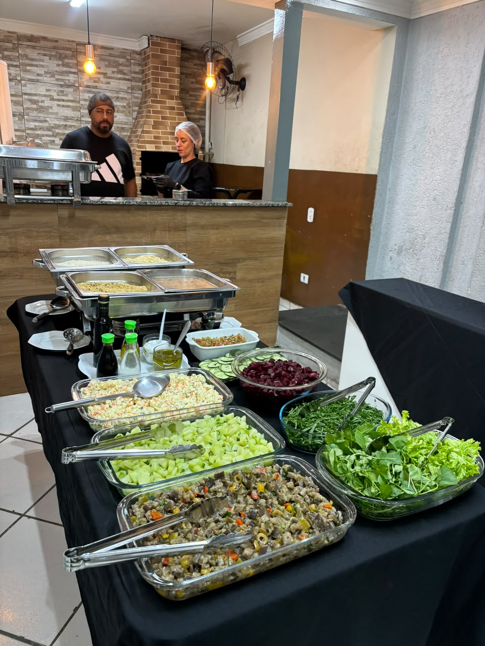 Mesa do buffet com saladas e acompanhamentos