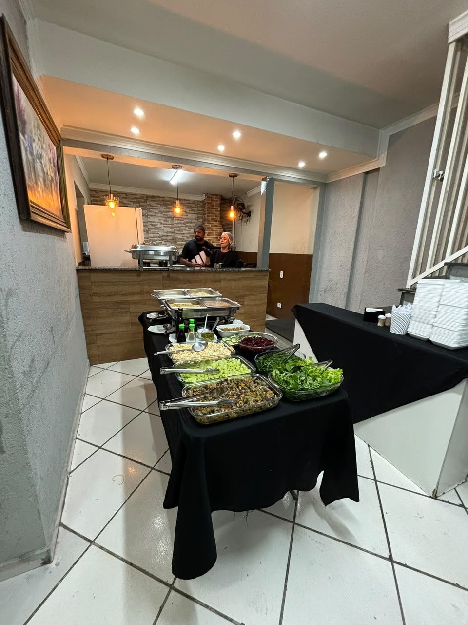Buffet montado no salão, pronto para servir