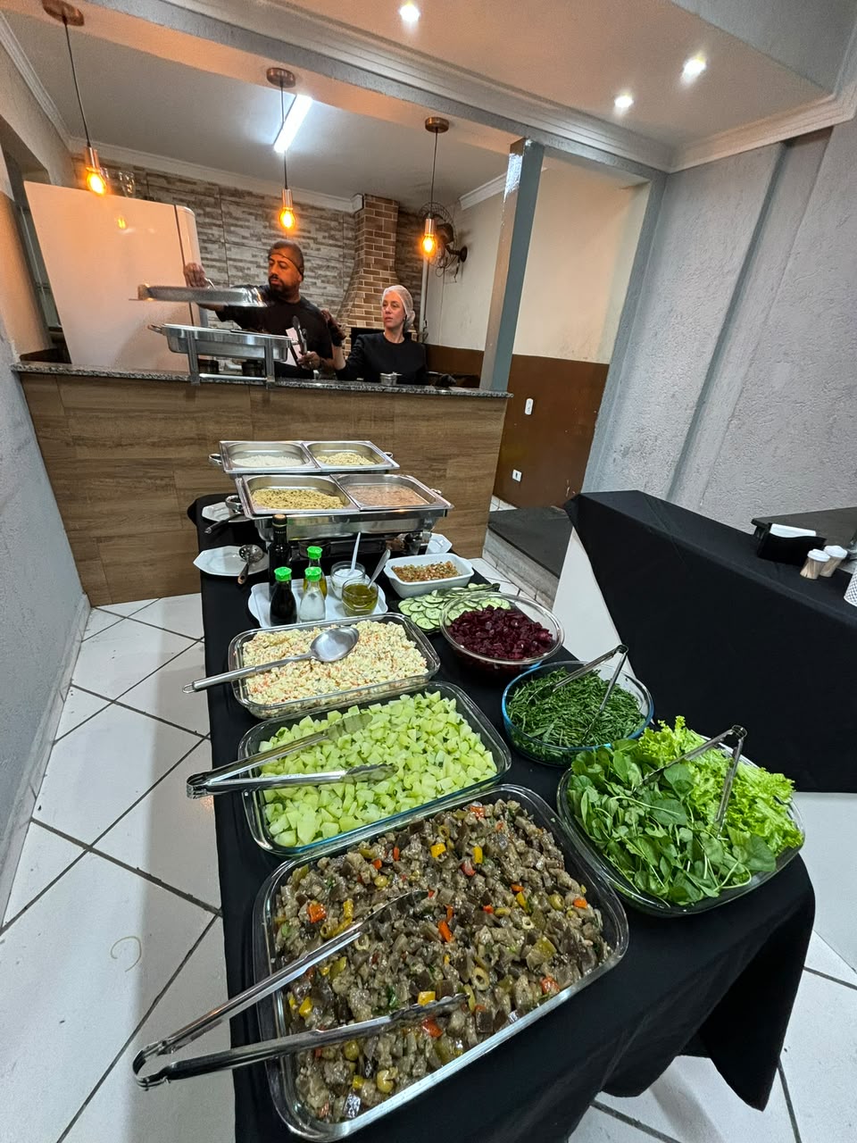 Variedade de saladas e acompanhamentos frescos