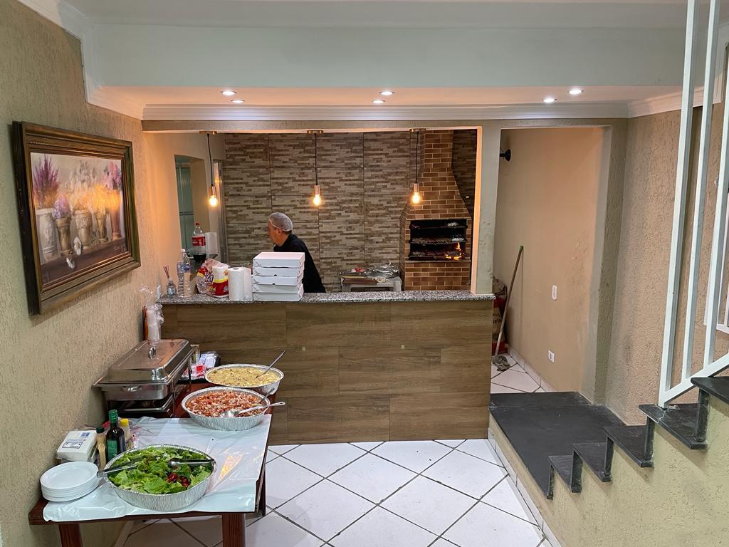 Churrasqueira acesa e buffet montado do Buffet Viana