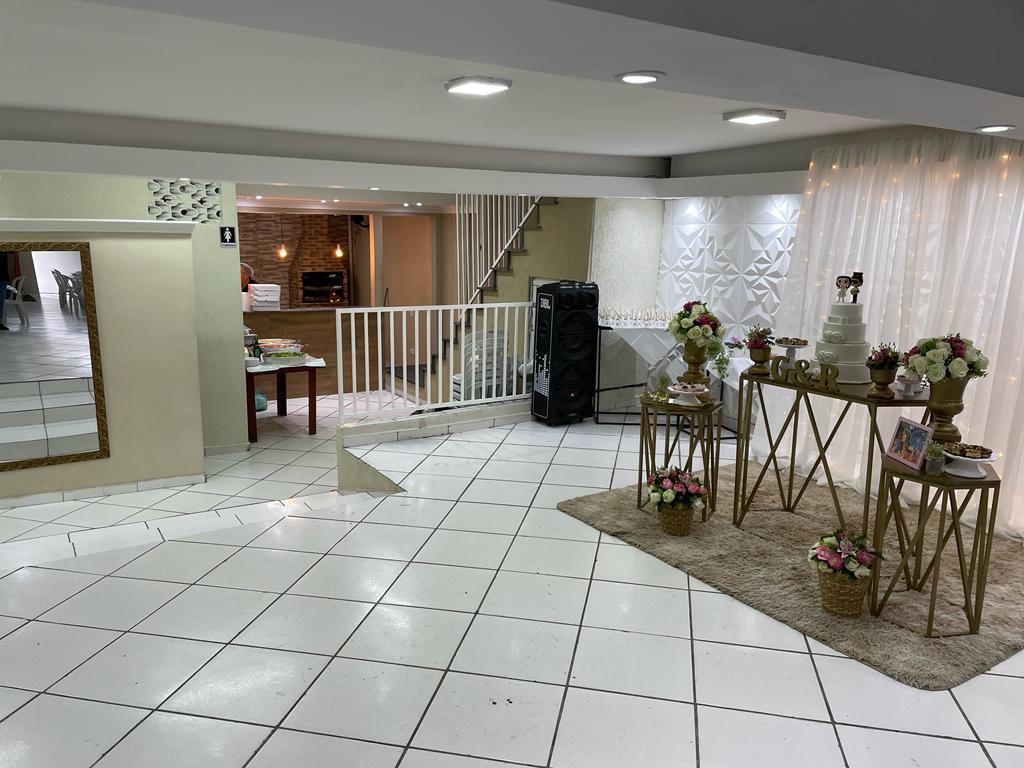 Mesa do bolo decorada para casamento no Espaço Viana