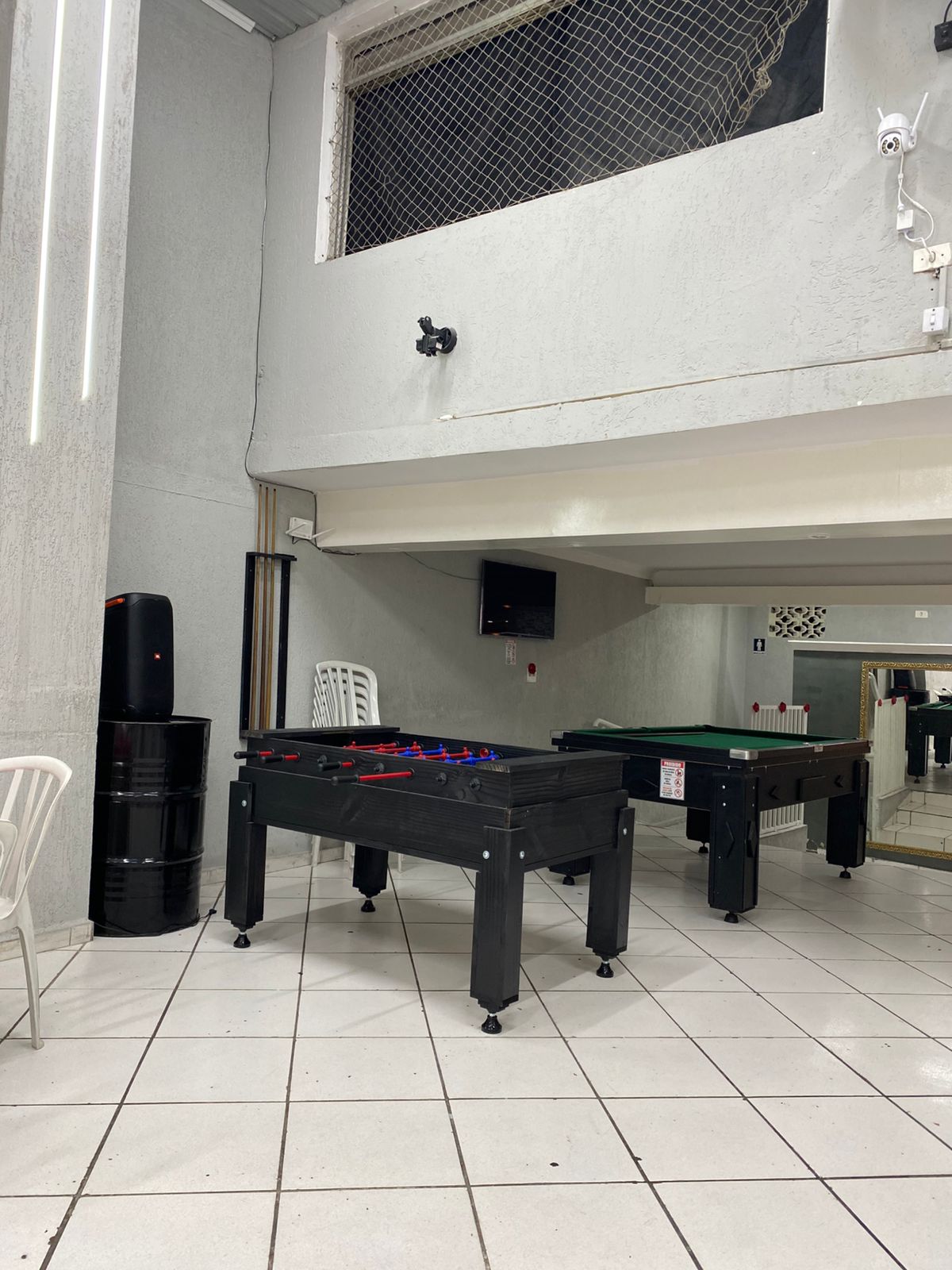 Área de lazer com pebolim e mesa de sinuca