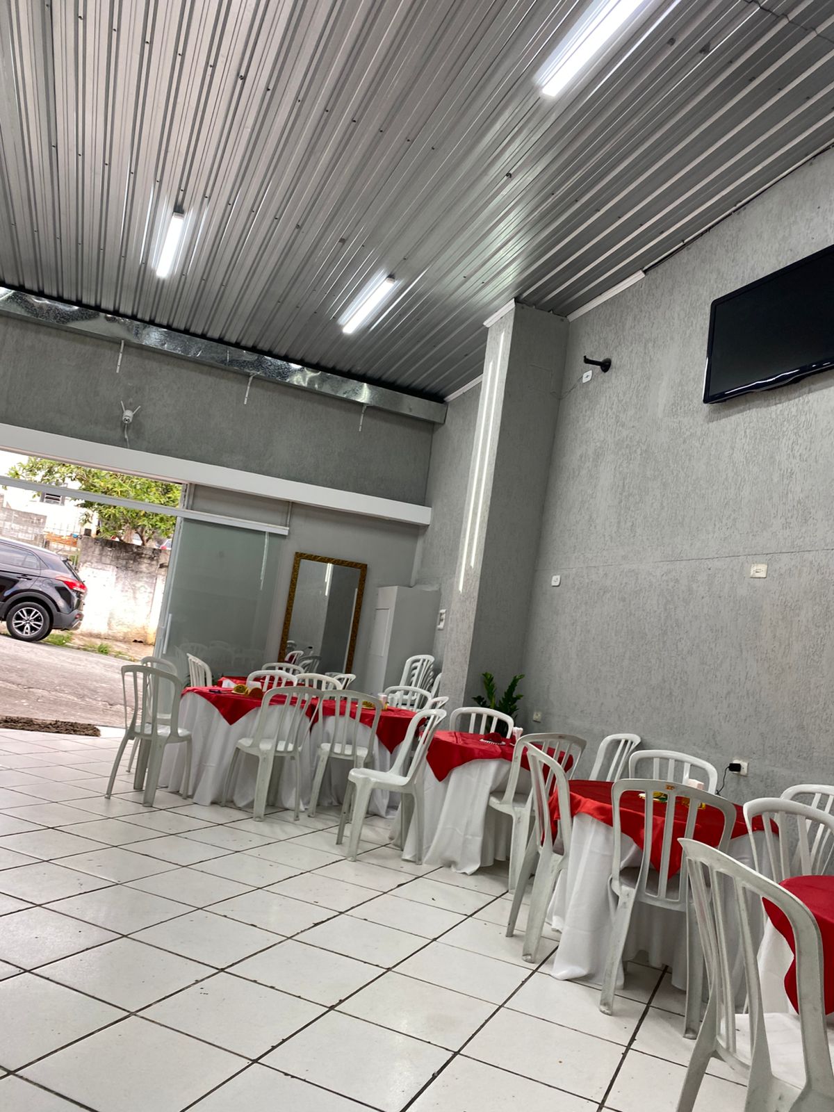 Área de refeição coberta com mesas postas
